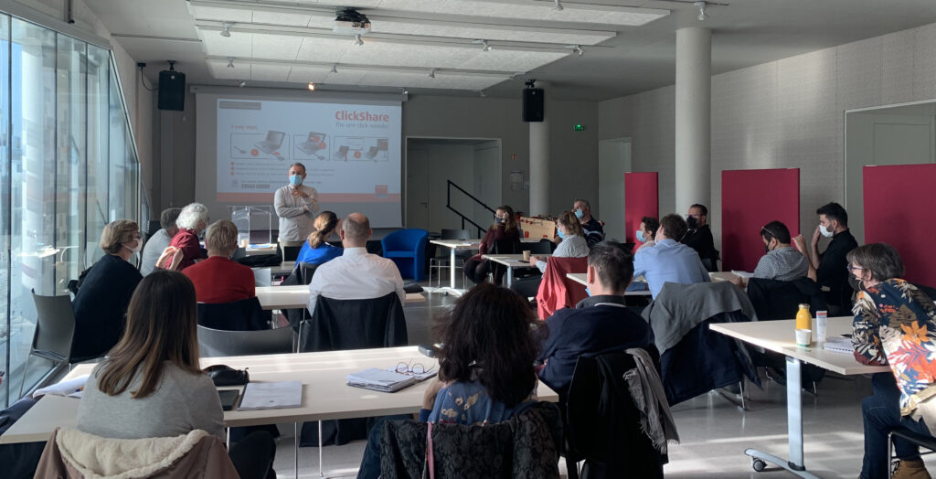 Personnes assistant à la présentation