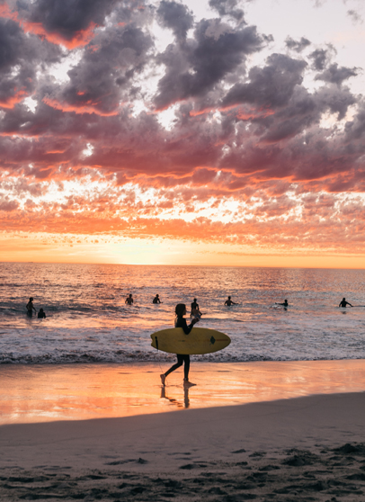 Surf au soleil couchant